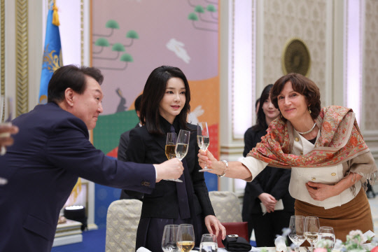 윤석열 대통령과 김건희 여사가 31일 청와대 영빈관에서 열린 주한 외교단을 위한 신년인사회에서 참석자들과 건배하고 있다. 대통령실 제공